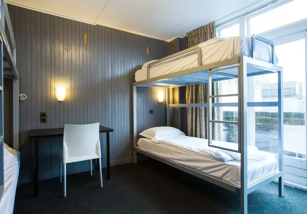 Kamer met stapelbedden en raam in Trianon Hotel Amsterdam