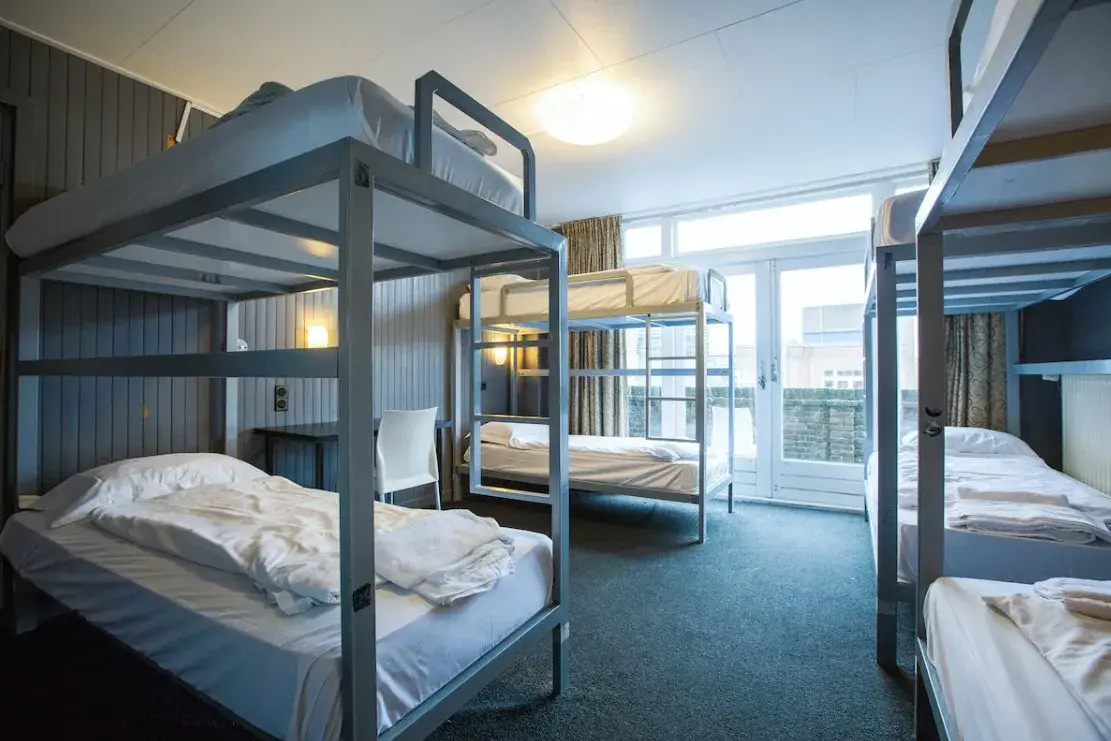 Dormitory Room voor 6 volwassenen met stapelbedden in Trianon Hotel Amsterdam