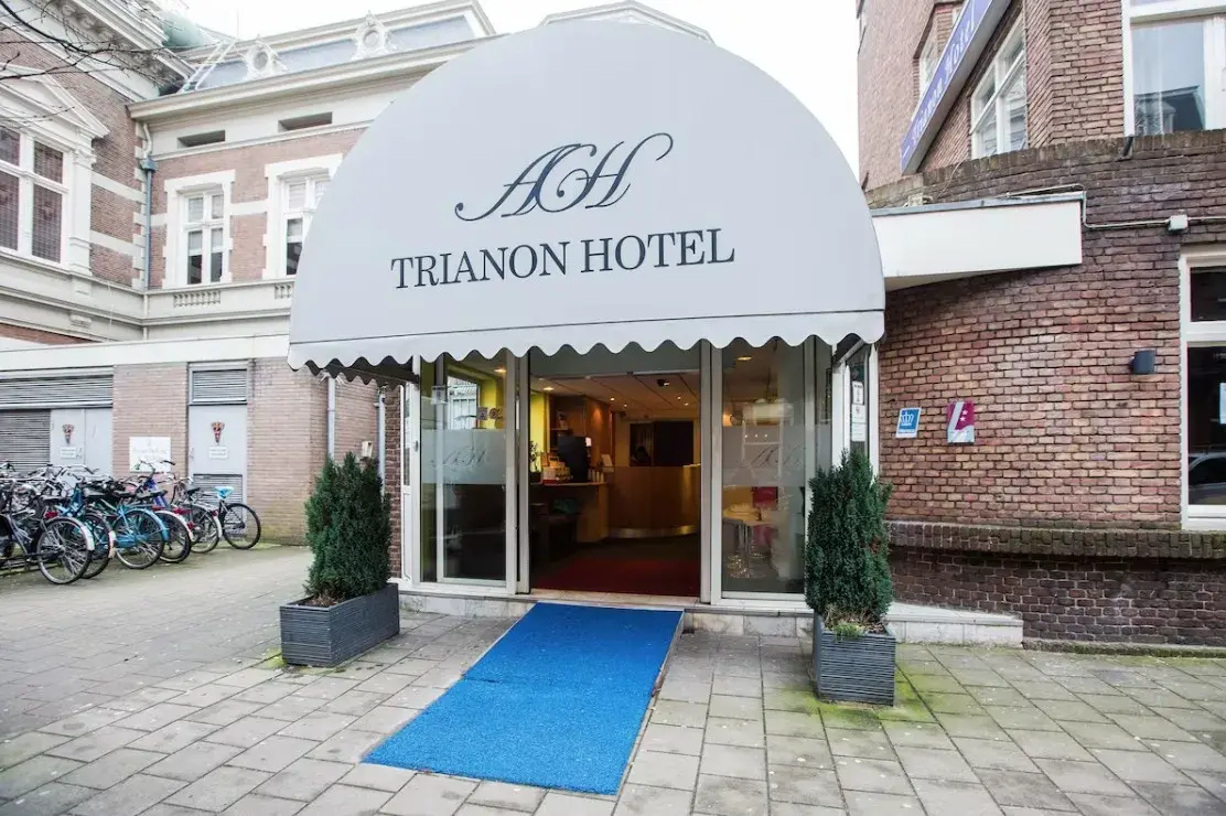Ingang van Trianon Hotel Amsterdam aan de J.W. Brouwersstraat