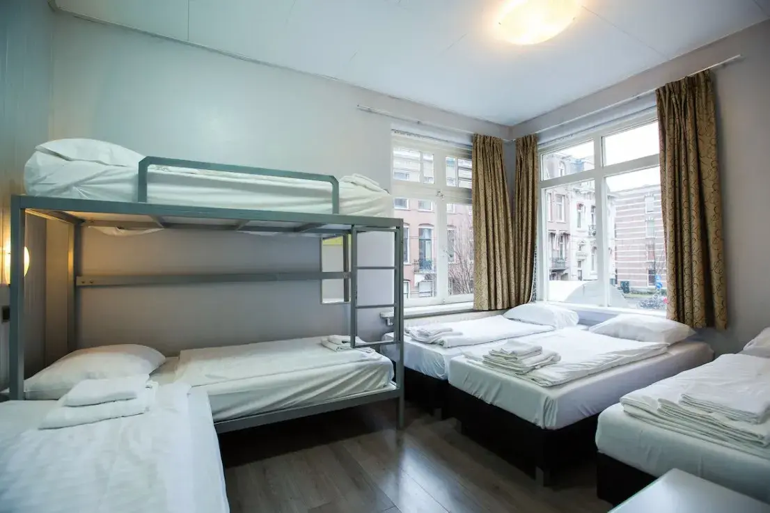 Classic Quadruple Room met eenpersoonsbedden en stapelbedden in Trianon Hotel Amsterdam