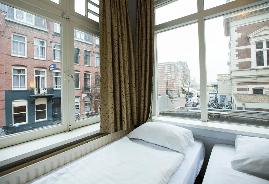 Kamer met uitzicht over Amsterdam in Trianon Hotel Amsterdam
