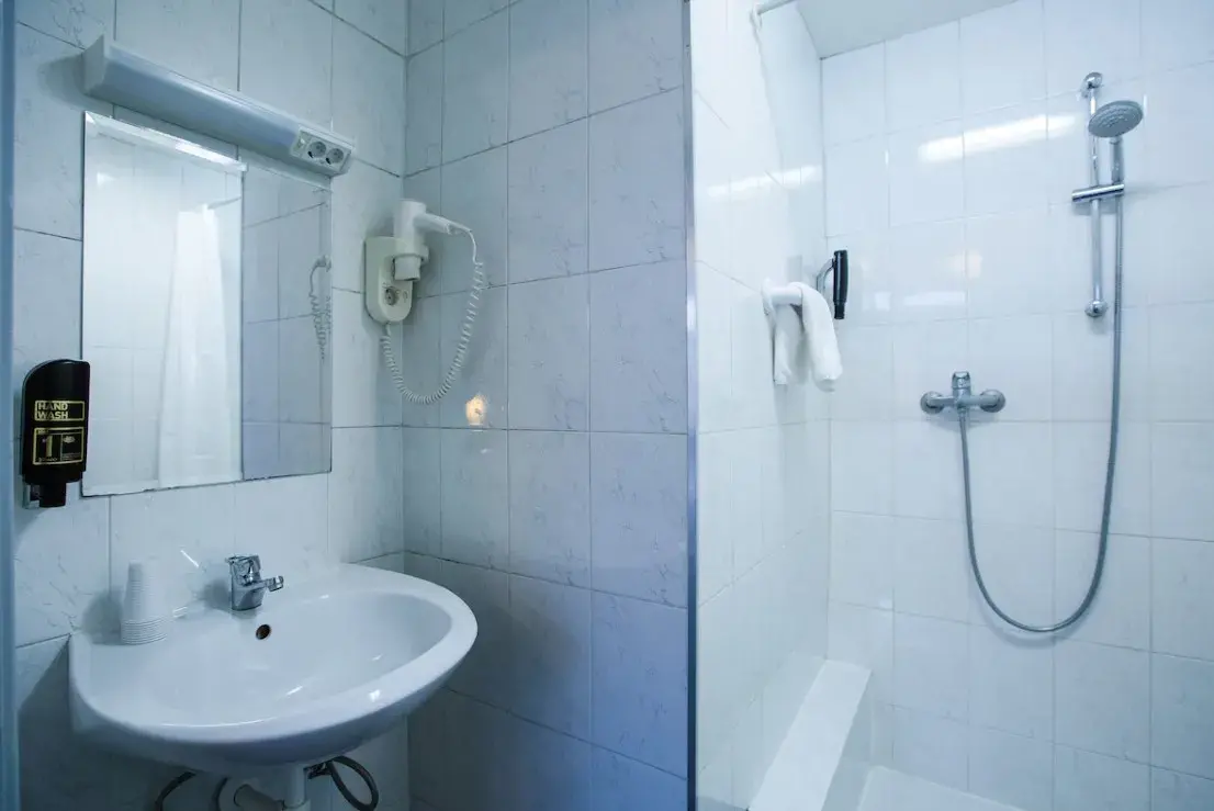 Badkamer met douche in Trianon Hotel Amsterdam