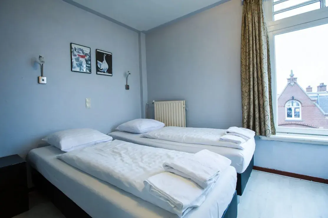 Twin kamer met twee eenpersoonsbedden in Trianon Hotel Amsterdam